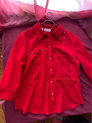 Kırmızı ince kumaş gömlek