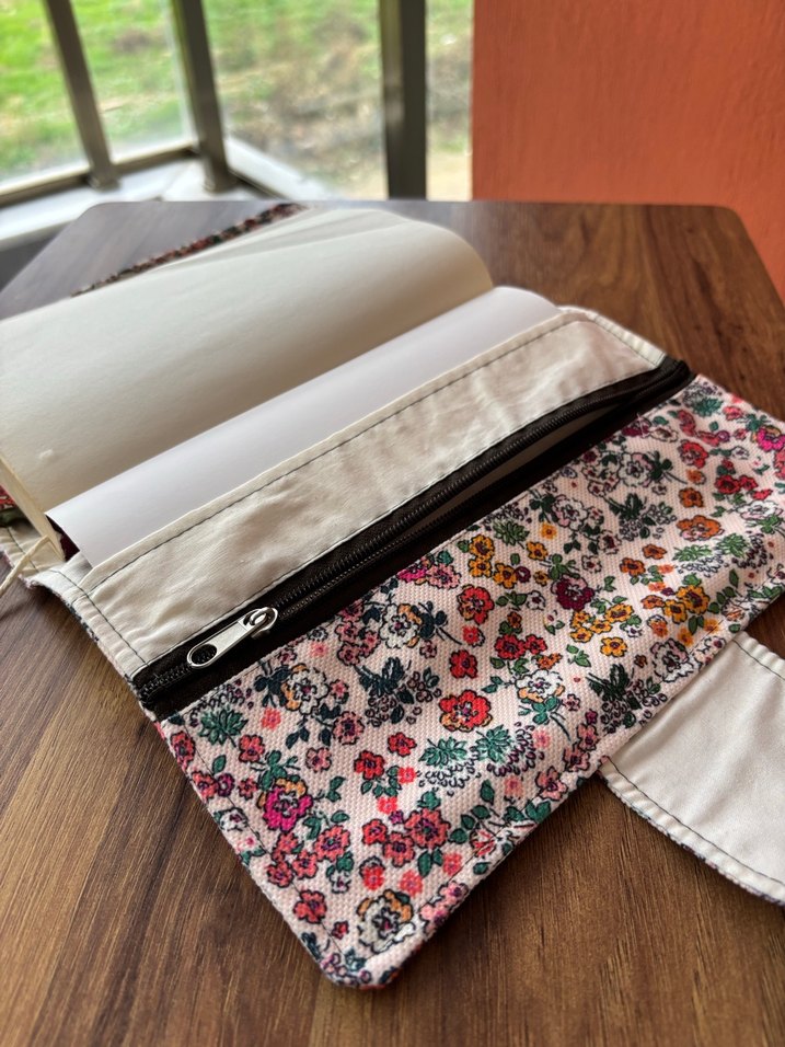Fermuar Bölmeli Çiçek Desenli Kitap Kılıfı - Görsel 3