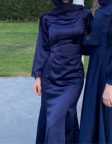 saten vücuda oturan elbise tesettür abiye