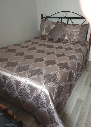 Diğer SATEN KAPİTONE YATAK ÖRTÜSÜ