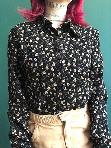 Çiçek desenli vintage kadife gömlek