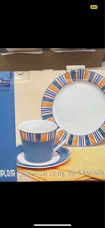 Fincan ve pasta kahvaltı tabağı