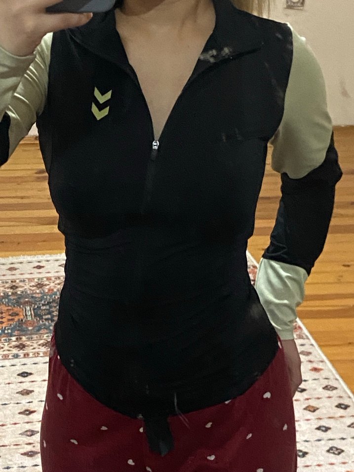 Siyah Fermuarlı V Yaka Spor Üst - Görsel 2