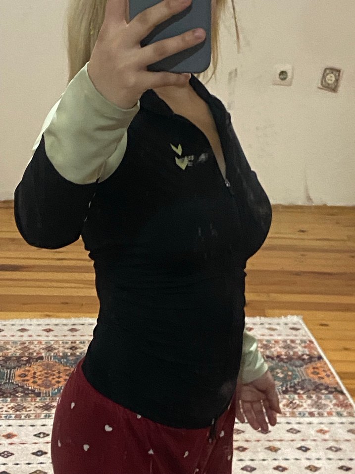 Siyah Fermuarlı V Yaka Spor Üst - Görsel 3