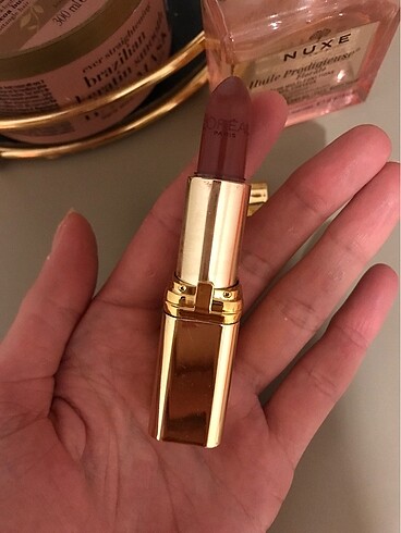 Beden kırmızı Renk Loreal Paris Ruj