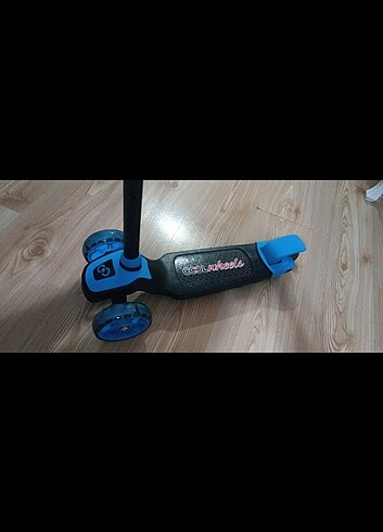 Işıklı sıfır kutusunda scooter 