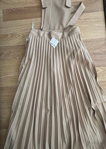 Bej Pileli Uzun slopet Askılı Elbise - Görsel 3