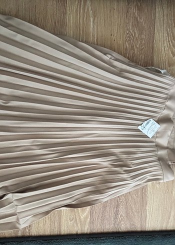 Bej Pileli Uzun slopet Askılı Elbise - Görsel 2