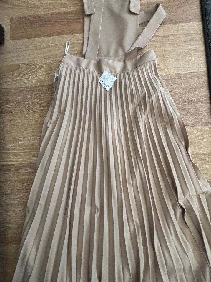 Bej Pileli Uzun slopet Askılı Elbise - Görsel 3