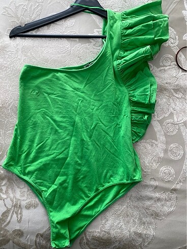 Tek kol volanlı çıtçıtlı body