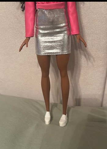 Barbie Pembe Üst ve Parlak Gümüş Etekli Bebek - Görsel 3