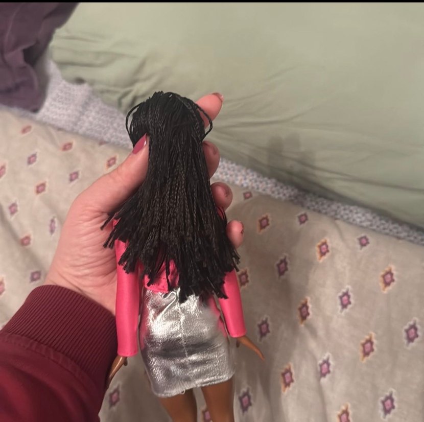 Barbie Pembe Üst ve Parlak Gümüş Etekli Bebek - Görsel 4