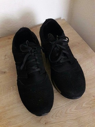 Siyah spor ayakkabısı