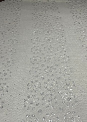 İşlemeli Beyaz Parlak Yatak Örtüsü - Görsel 2