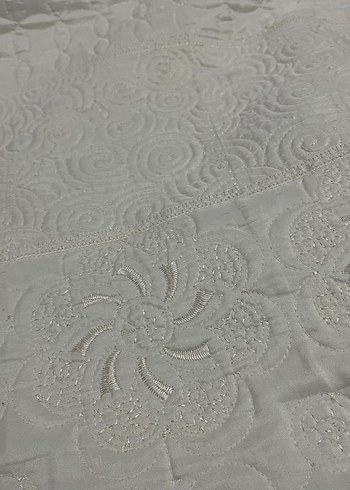 İşlemeli Beyaz Parlak Yatak Örtüsü - Görsel 3
