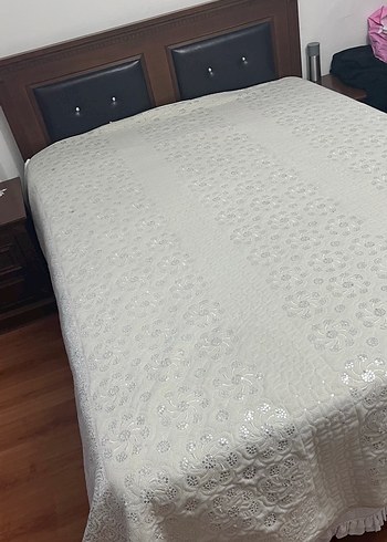 İşlemeli Beyaz Parlak Yatak Örtüsü - Görsel 6