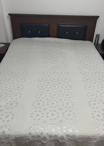 İşlemeli Beyaz Parlak Yatak Örtüsü - Görsel 7