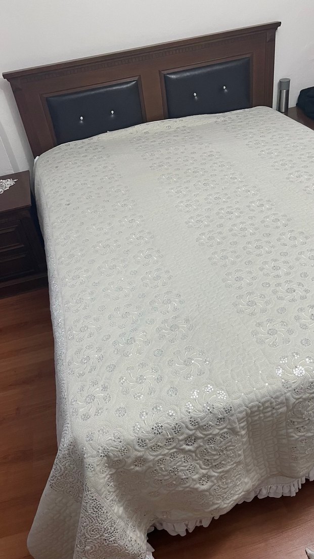 İşlemeli Beyaz Parlak Yatak Örtüsü - Görsel 5
