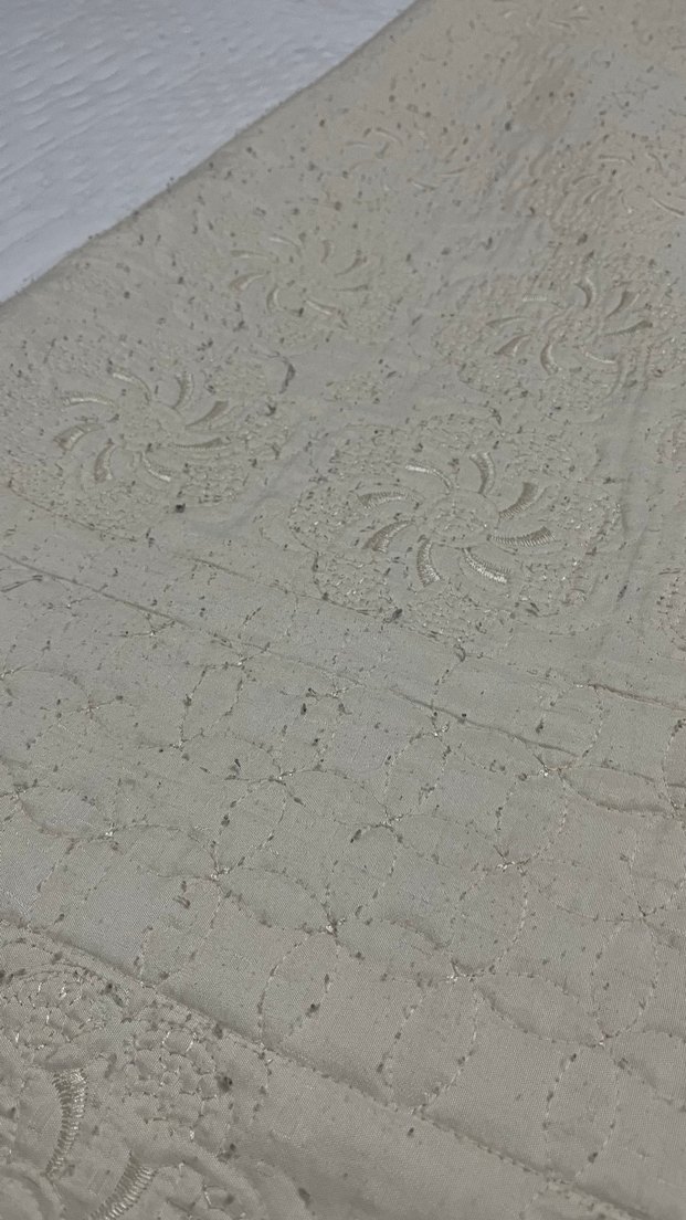 İşlemeli Beyaz Parlak Yatak Örtüsü - Görsel 4