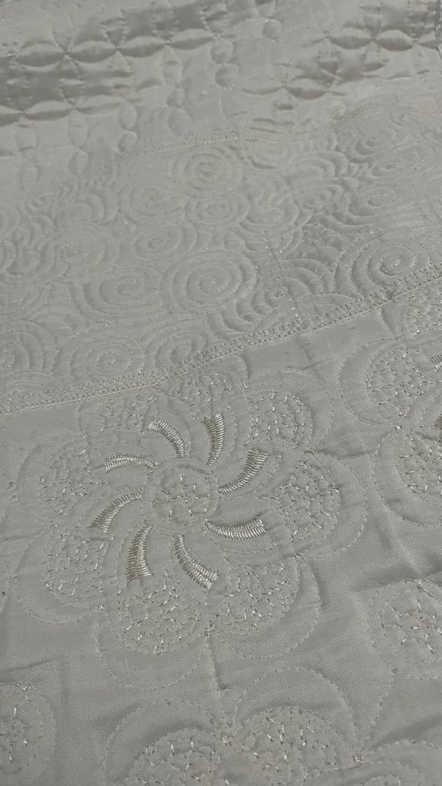 İşlemeli Beyaz Parlak Yatak Örtüsü - Görsel 3