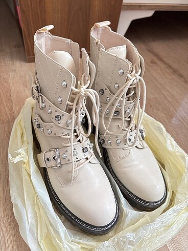 STRADIVARIUS KREM RENGİ TAŞLI BOT