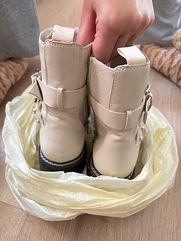 39 Beden ten rengi Renk STRADIVARIUS KREM RENGİ TAŞLI BOT