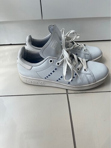 Adidas stan smith mavi detaylı