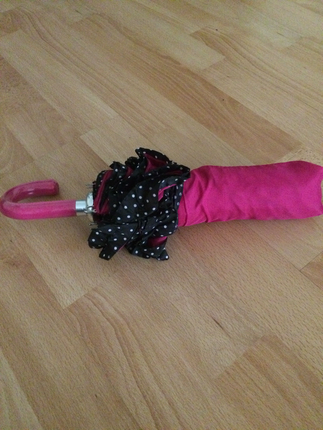 Pembe şemsiye