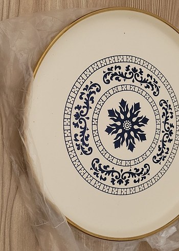 Beyaz ve Koyu Desenli Tabak