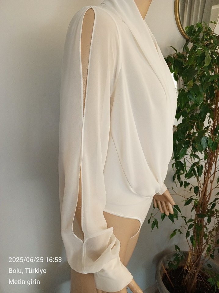 İPEKYOL V Yaka Beyaz Drapeli Kadın Bluz - Görsel 2