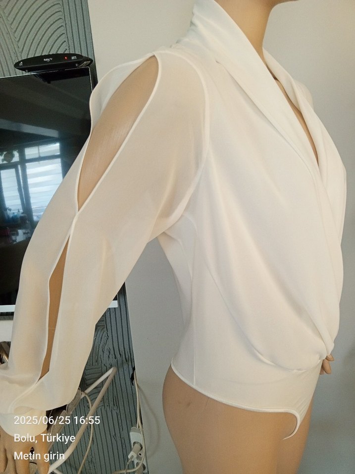 İPEKYOL V Yaka Beyaz Drapeli Kadın Bluz - Görsel 5