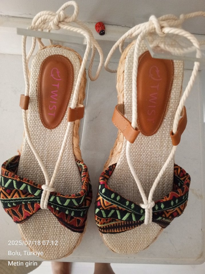 #TWİST Etnik Desenli Bağcıklı Kadın Dolgu Topuklu Sandalet - Görsel 3