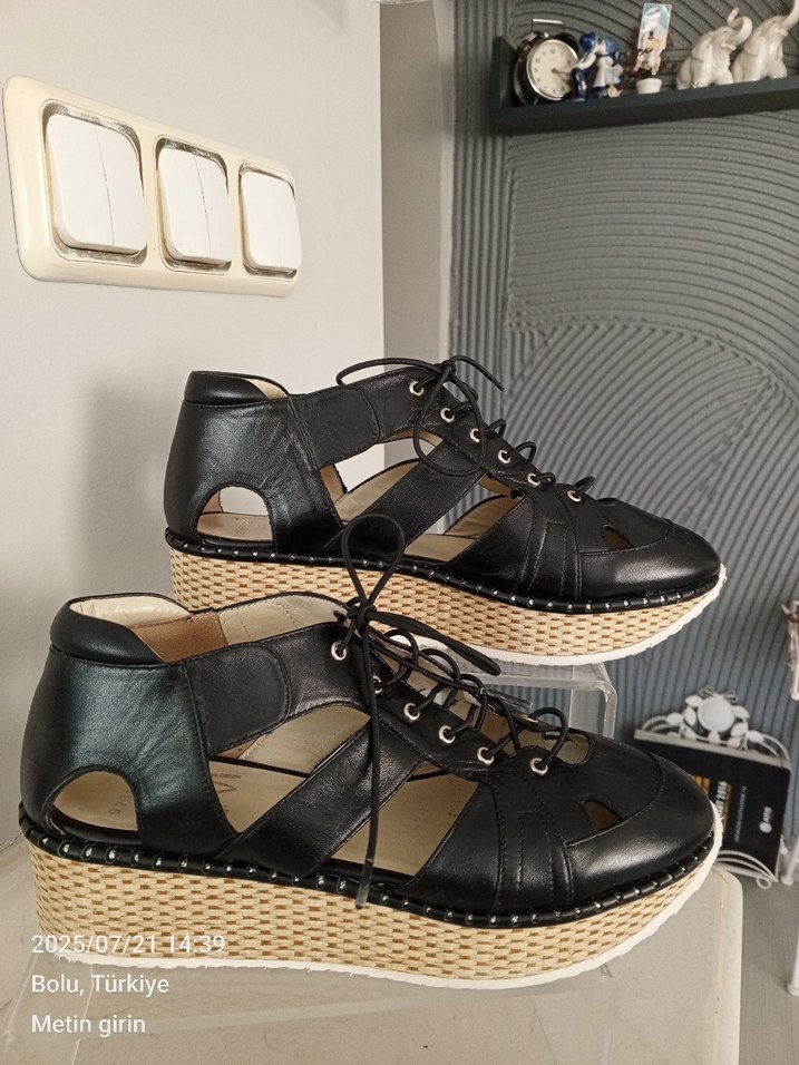 #İLVİ Kadın Siyah Dolgu Topuklu Bağcıklı GERÇEK DERİ Sandalet - Görsel 3