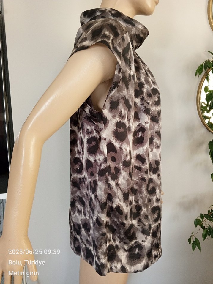 #Tüzün marka Gri Leopar Desenli saten Yüksek Yakalı Bluz - Görsel 3