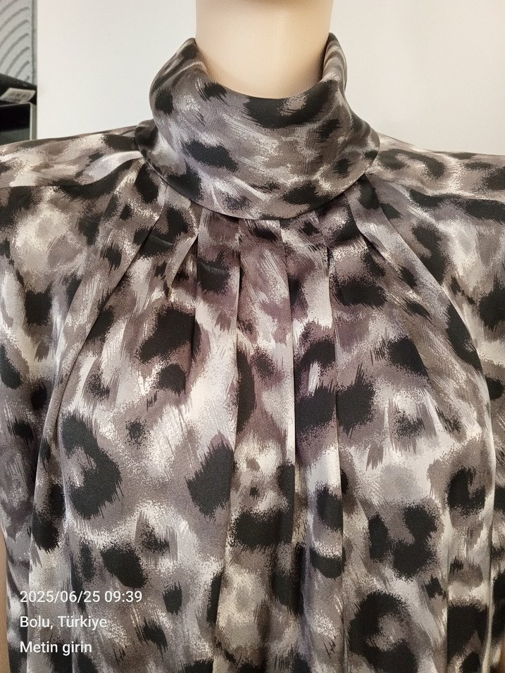 #Tüzün marka Gri Leopar Desenli saten Yüksek Yakalı Bluz - Görsel 2