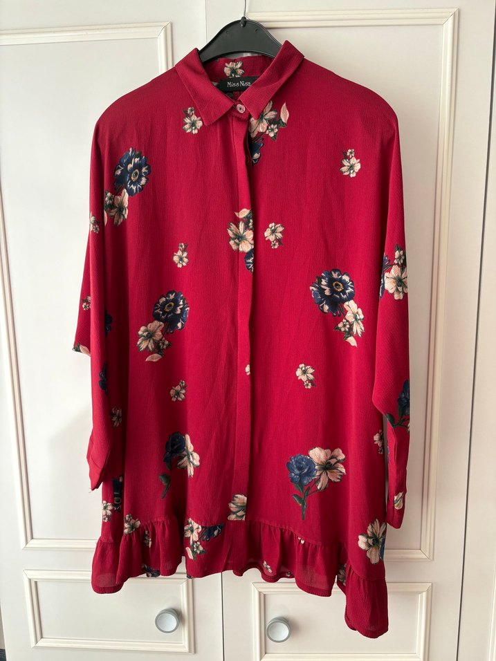 Çiçek Desenli Kırmızı Kadın Gömlek - Görsel 2