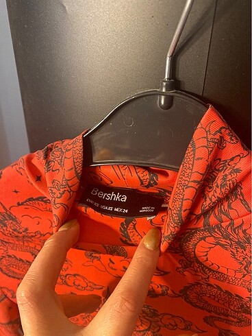 xs Beden Bershka ejderha desenli spor bluz