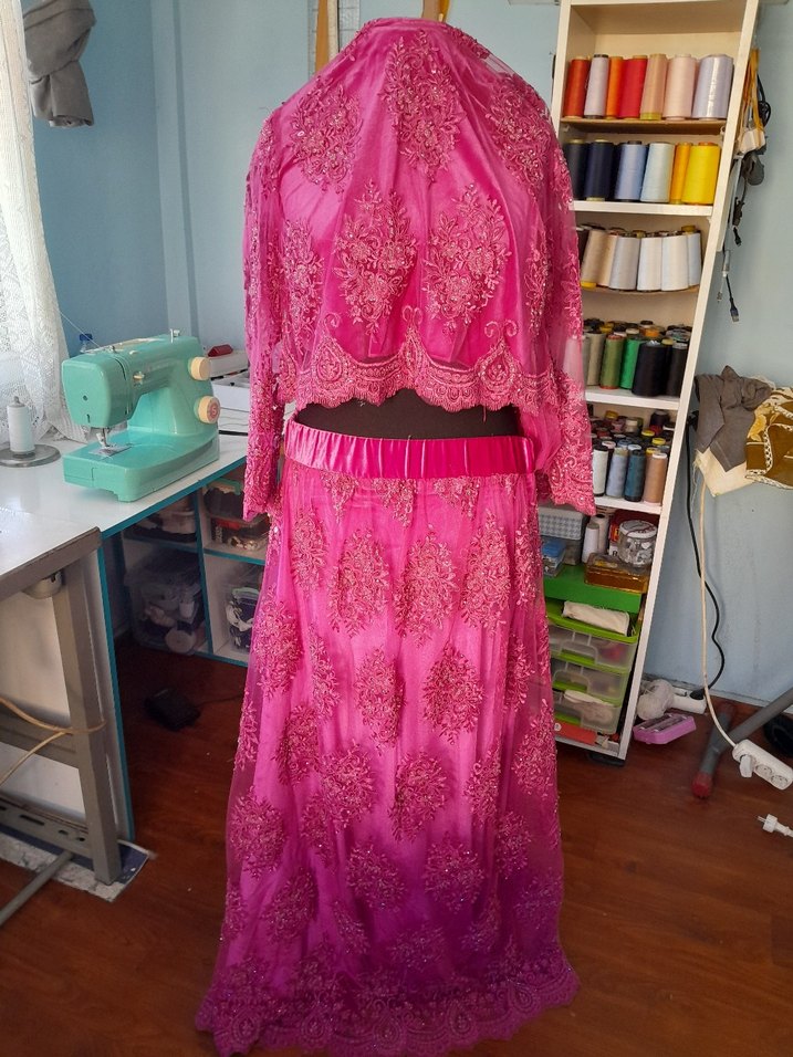 kına gecesi kıyafeti hint tarzında tasarlandi - Görsel 3