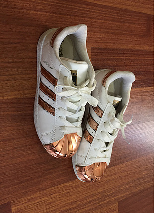 Metalik rose gold detaylı beyaz Adidas Superstar ayakkabı
