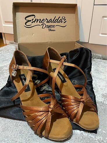 esmeralda dans ayakkabısı