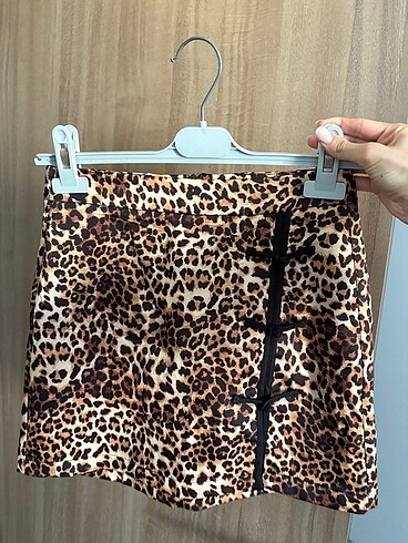 BERSHKA LEOPARLI MİNİ ETEK (YIRTMAÇLI VE SATEN)