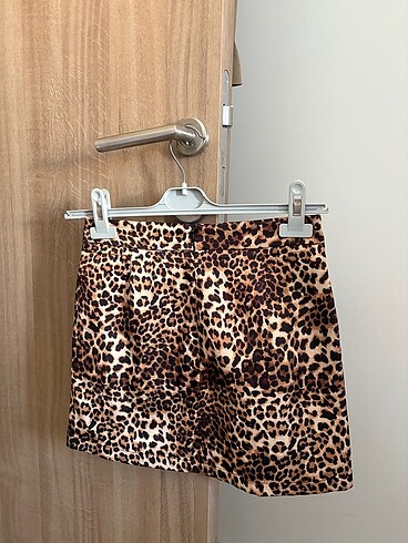 xs Beden BERSHKA LEOPARLI MİNİ ETEK (YIRTMAÇLI VE SATEN)