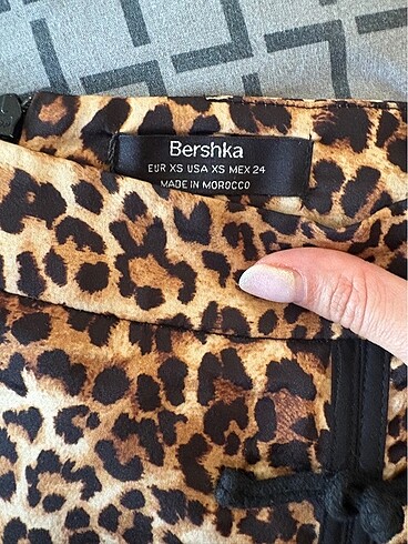 xs Beden kahverengi Renk BERSHKA LEOPARLI MİNİ ETEK (YIRTMAÇLI VE SATEN)