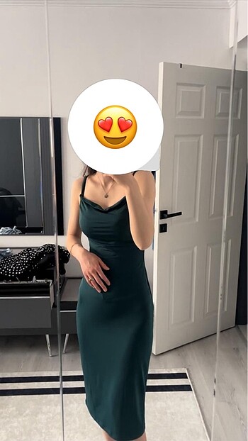 Askılı yeşil vücuda oturan elbise
