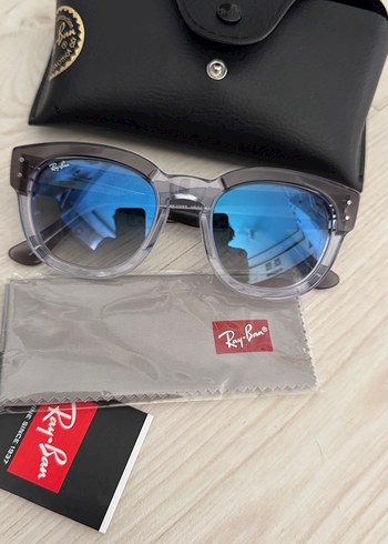 Şeffaf Gri Çerçeveli Mavi Camlı Kadın Güneş Gözlüğü - Görsel 4