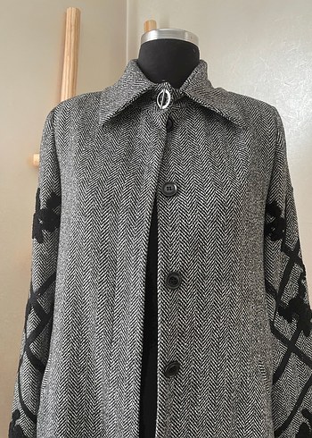 Düğmeli Nakışlı Gri Uzun Kadın Kaban - Görsel 4