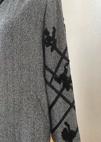 Düğmeli Nakışlı Gri Uzun Kadın Kaban - Görsel 2