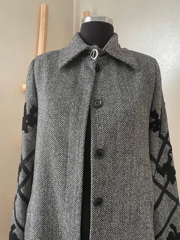 Düğmeli Nakışlı Gri Uzun Kadın Kaban - Görsel 4