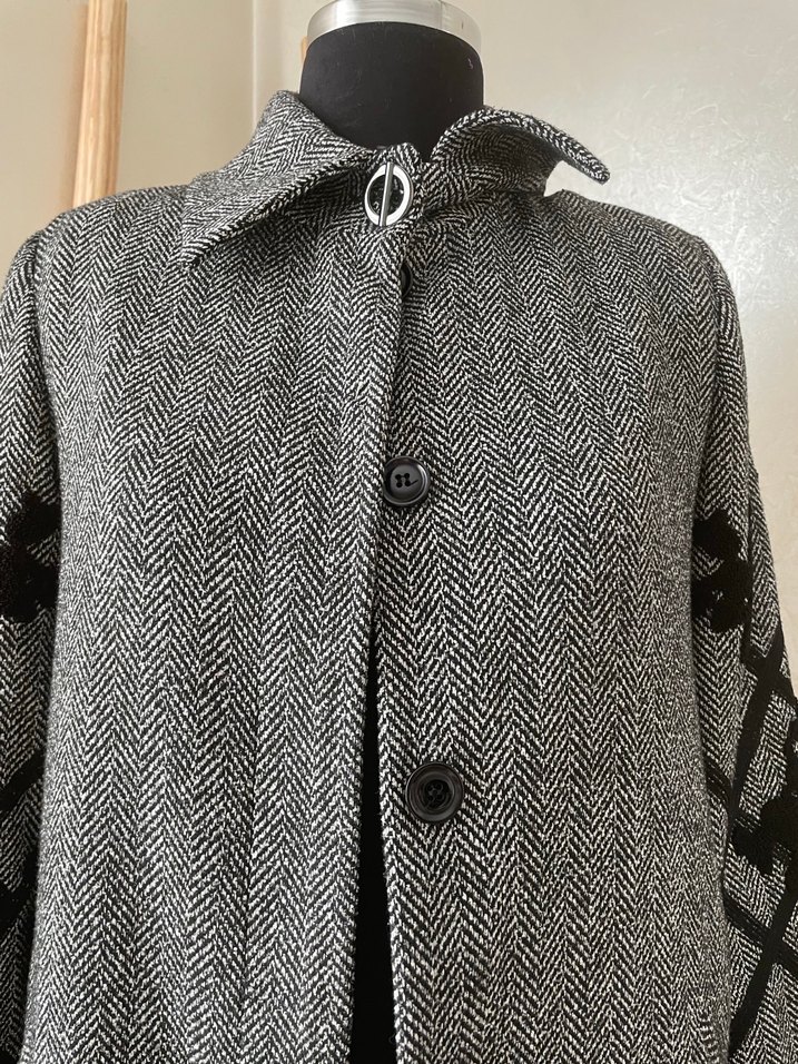 Düğmeli Nakışlı Gri Uzun Kadın Kaban - Görsel 3