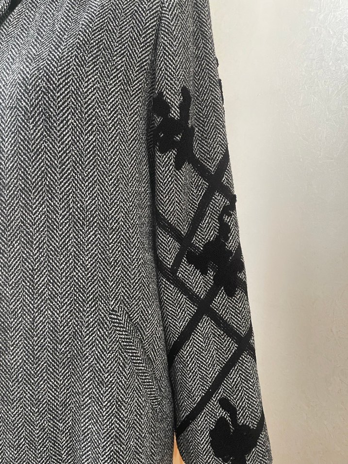 Düğmeli Nakışlı Gri Uzun Kadın Kaban - Görsel 2